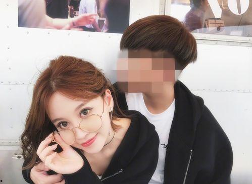 网红情侣博主吃瓜是谁,揭秘网红情侣博主吃瓜背后的故事