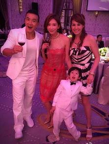 网传林志玲吃瓜图片,女神也有接地气的一面！”