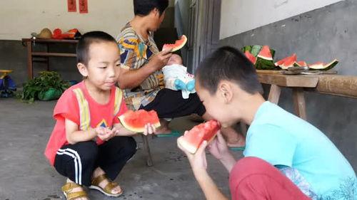 农村带娃宝妈网红吃瓜,带娃吃瓜，揭秘带娃生活的酸甜苦辣