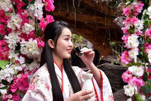 穿古装的吃瓜网红女,穿越古今的时尚演绎