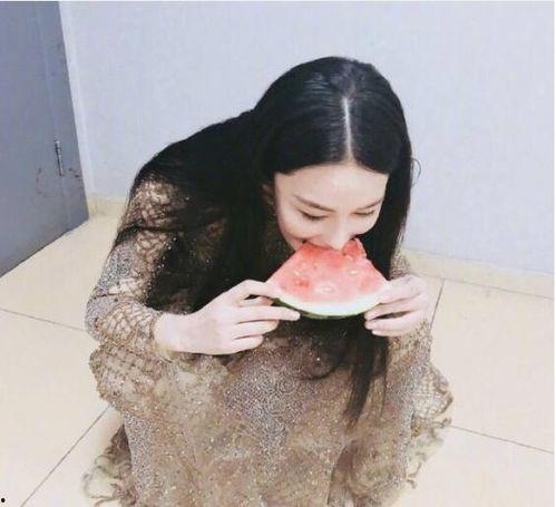 网红吃瓜白色衣服图片,白色衣衫映衬下的时尚瞬间