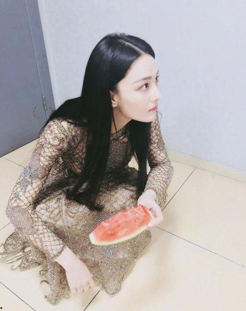 网红吃瓜白色衣服图片,白色衣衫映衬下的时尚瞬间